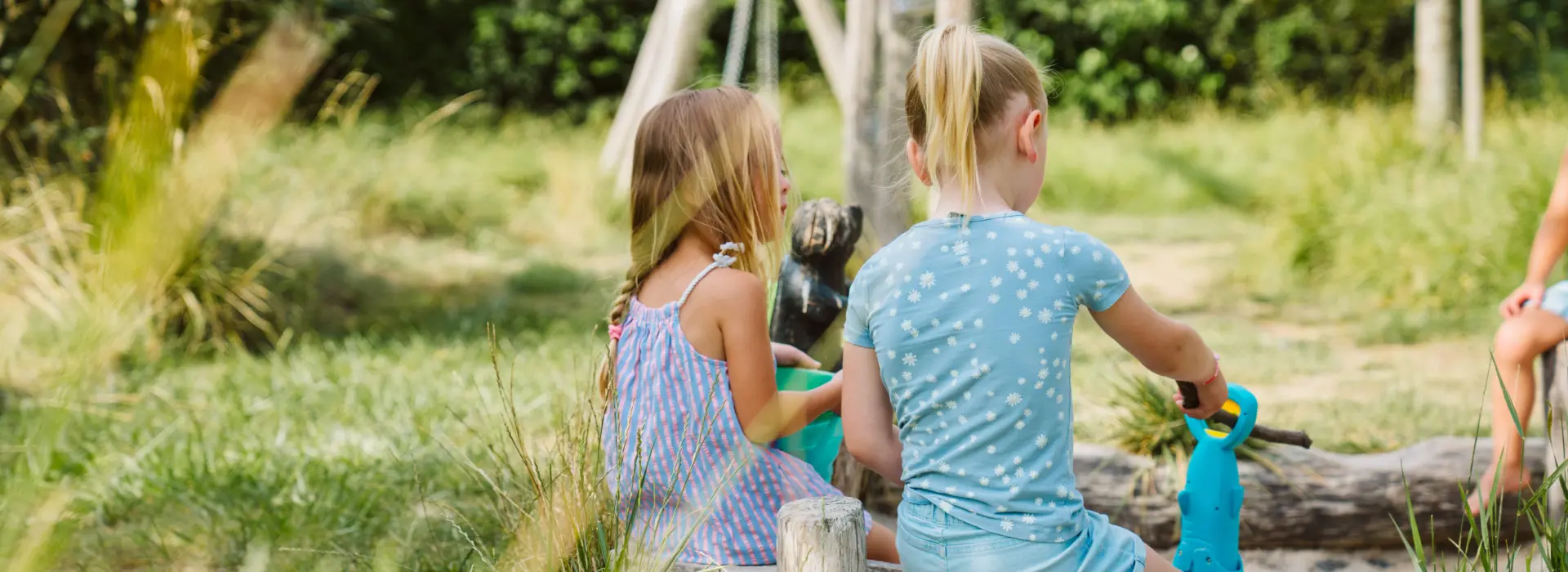 Spelende kinderen zandbak Hoeve Batenburg