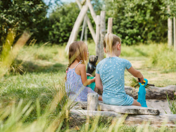 Spelende kinderen zandbak Hoeve Batenburg