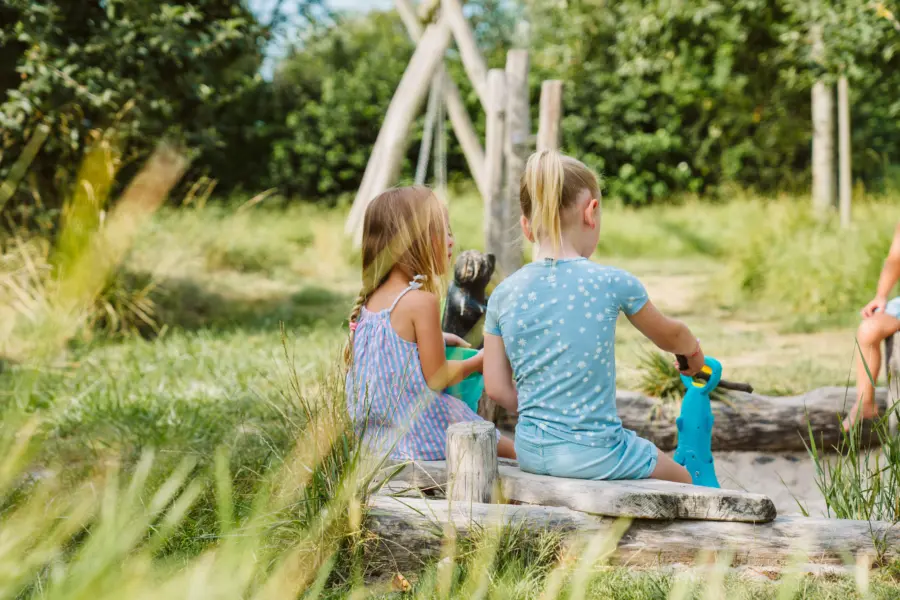 Spelende kinderen zandbak Hoeve Batenburg
